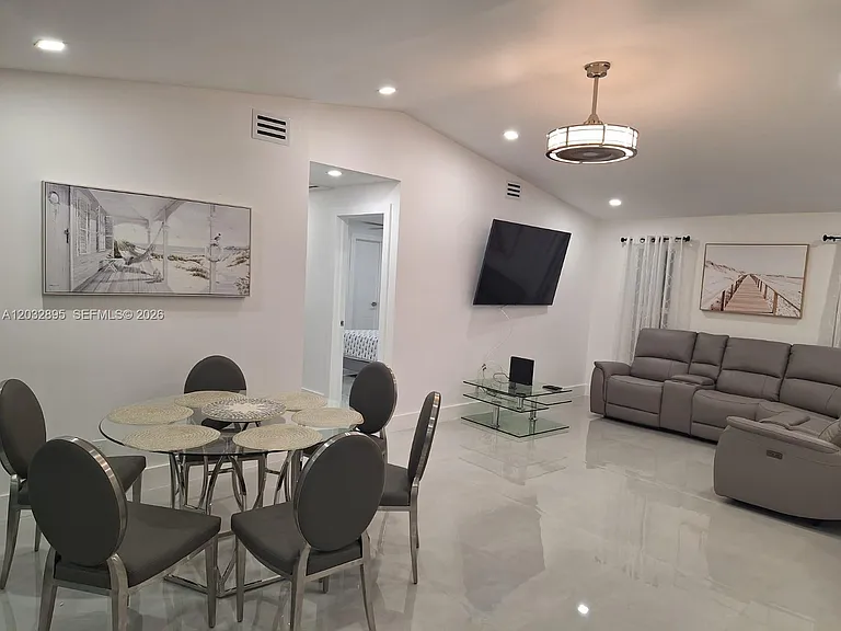 4440 SW 14th Pl — Photo 5