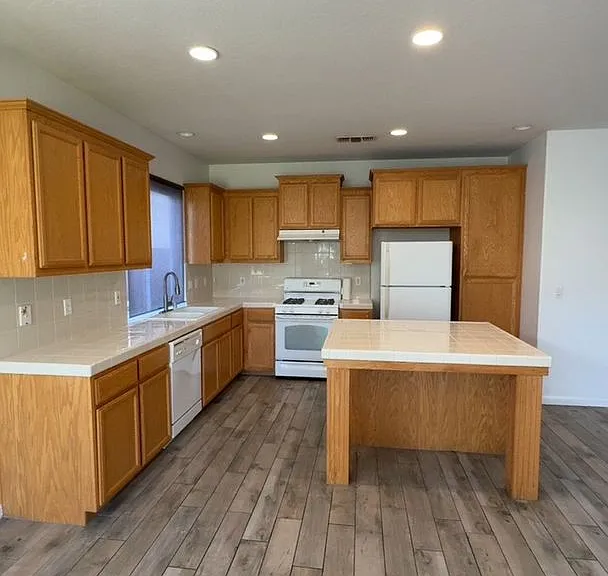 3142 W Sweet Ave — Photo 5