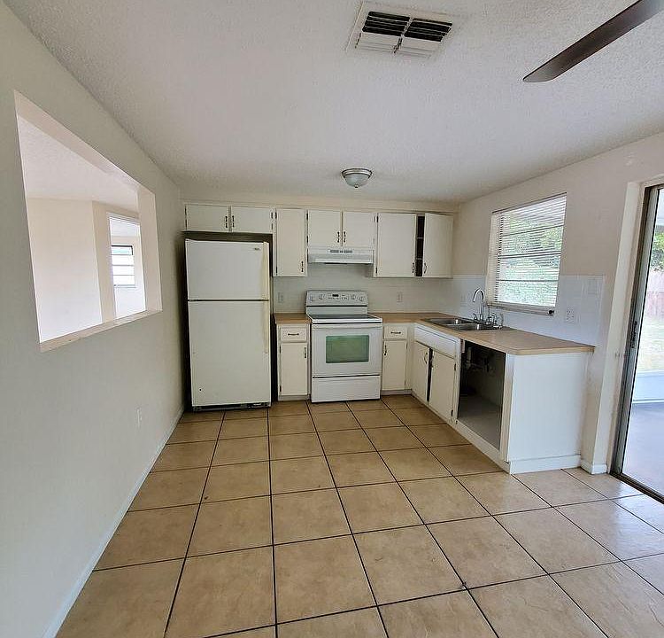 2nd image of 11820 Oceanside Dr