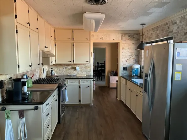 207 E 8th Street, El Campo, TX 77437