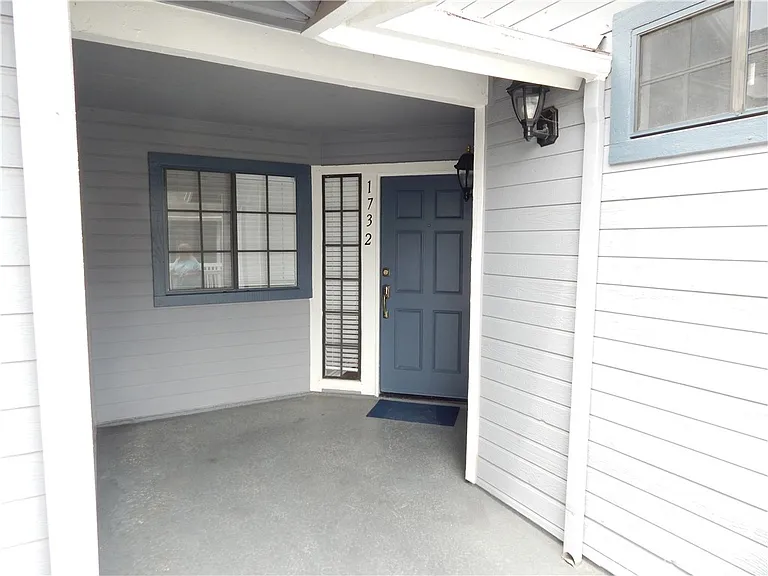 1732 Crystal Canyon Dr — Photo 2