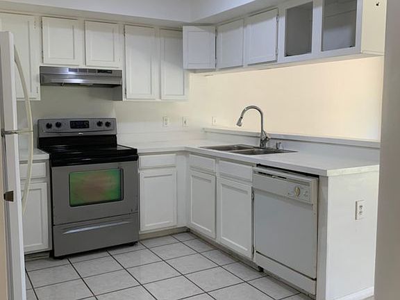 5th image of 3213 Netherwood Dr