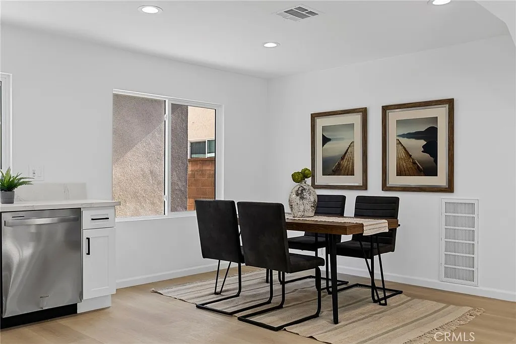 3 bed, 1050 sqft, $3,495 — Photo 2