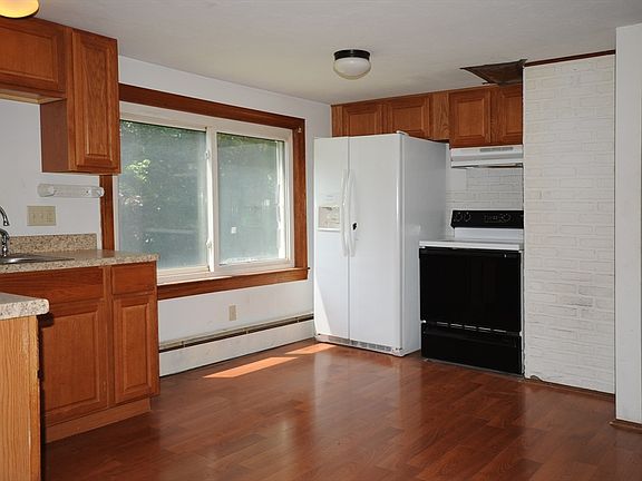 2nd image of 28 Pleasant St