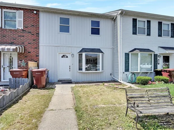 27 Eisenhower Cir, Whitehall, PA 18052