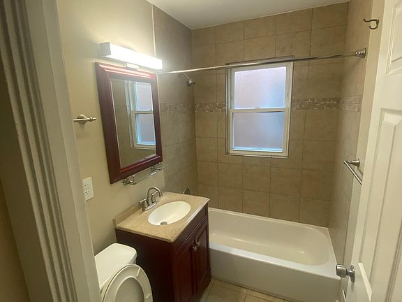 4th image of 2821 W Farragut Ave #2E