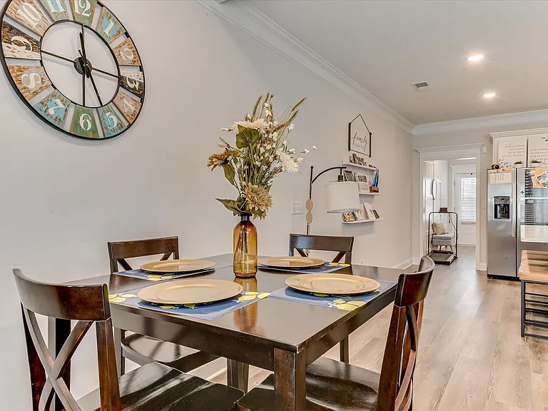 1055 Linsmore Ave — Photo 12