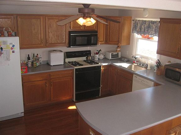 Spacious Open Kitchen with L Island