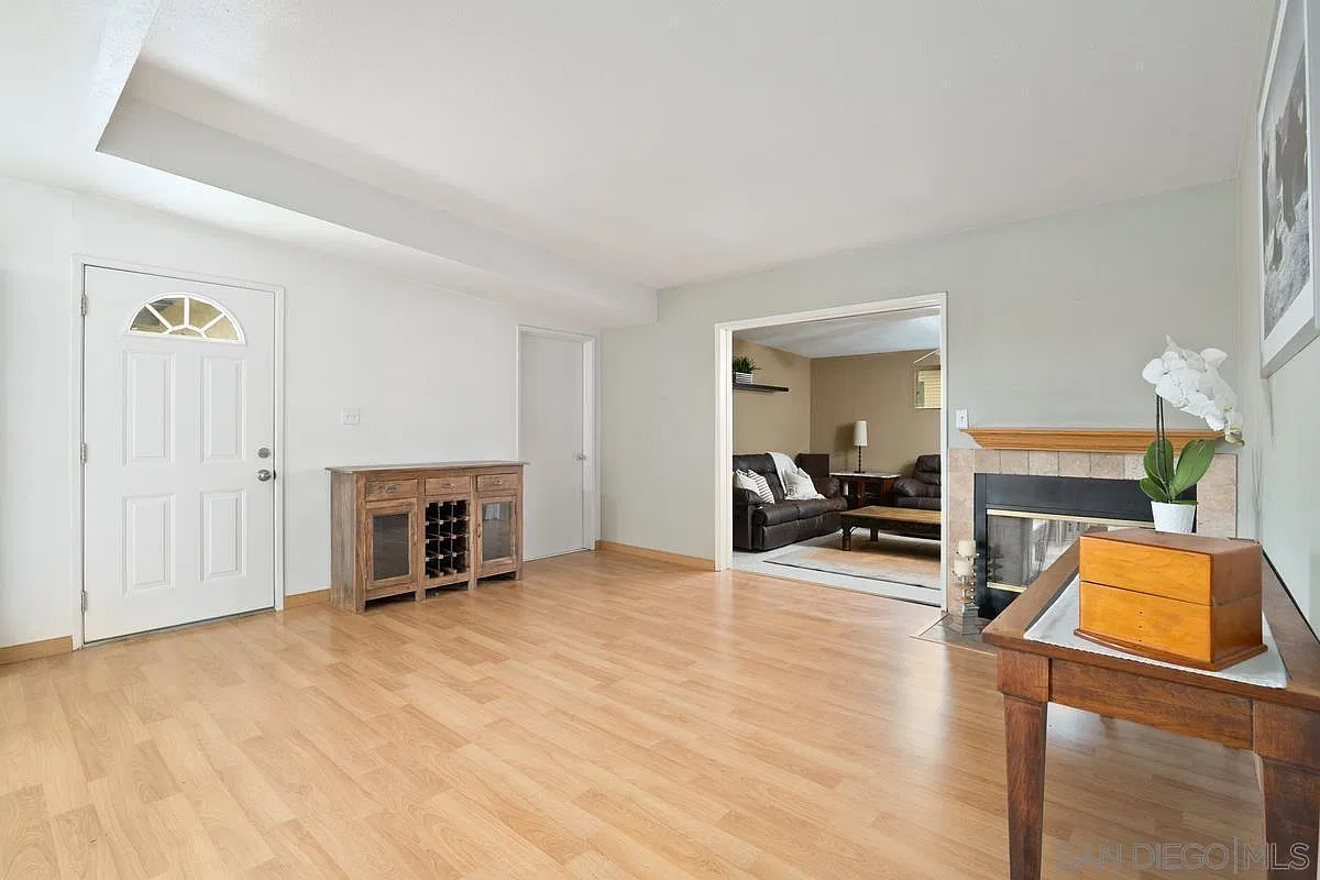 3 bed, 2.5 bath, 1800 sqft, $1,600 — Photo 1