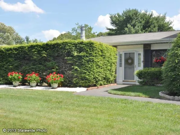 521 Quisset Ct, Warwick, RI 02886