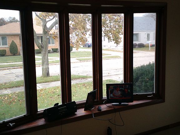 Large bay window w/crankouts