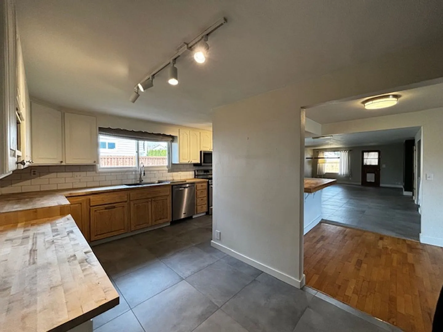 3 Bed, 2 Bath Partially Fenced Corner Lot in Mt Vernon — Photo 4
