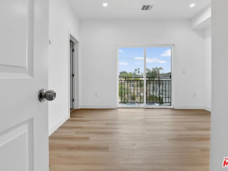 11444 Oxnard St #1/2 — Photo 27