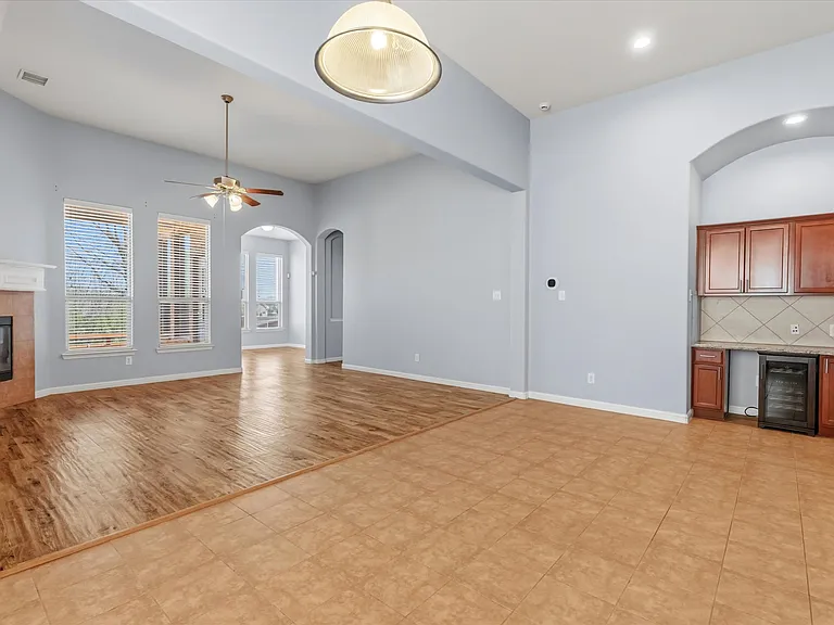 4114 Lee Hutson Dr — Photo 4