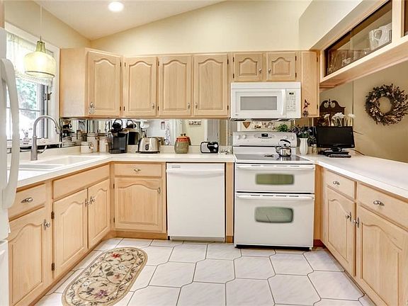 5th image of 39 Spicebush Ln