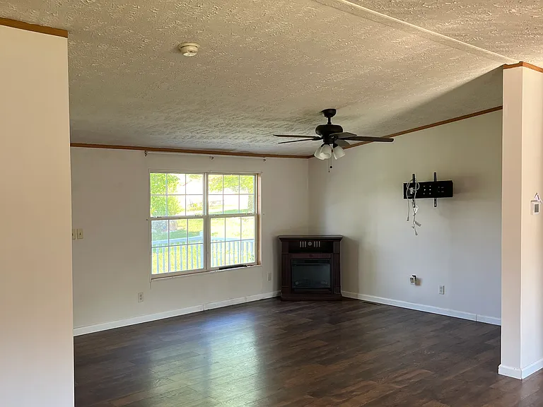 4572 Smith St — Photo 3