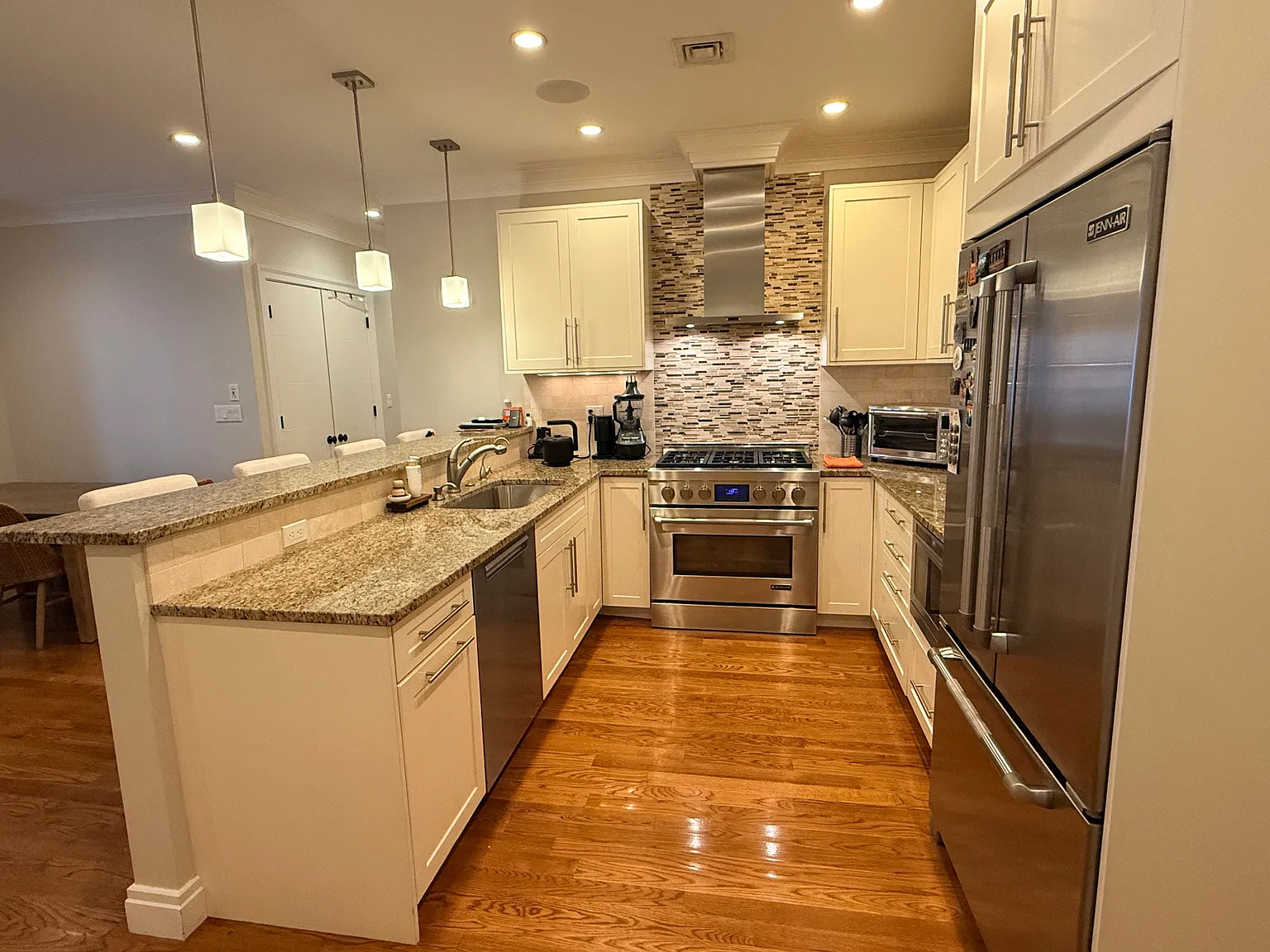 2 bed, 1253 sqft, $5,100 — Photo 4
