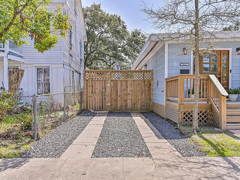 1615 Avenue L — Photo 44