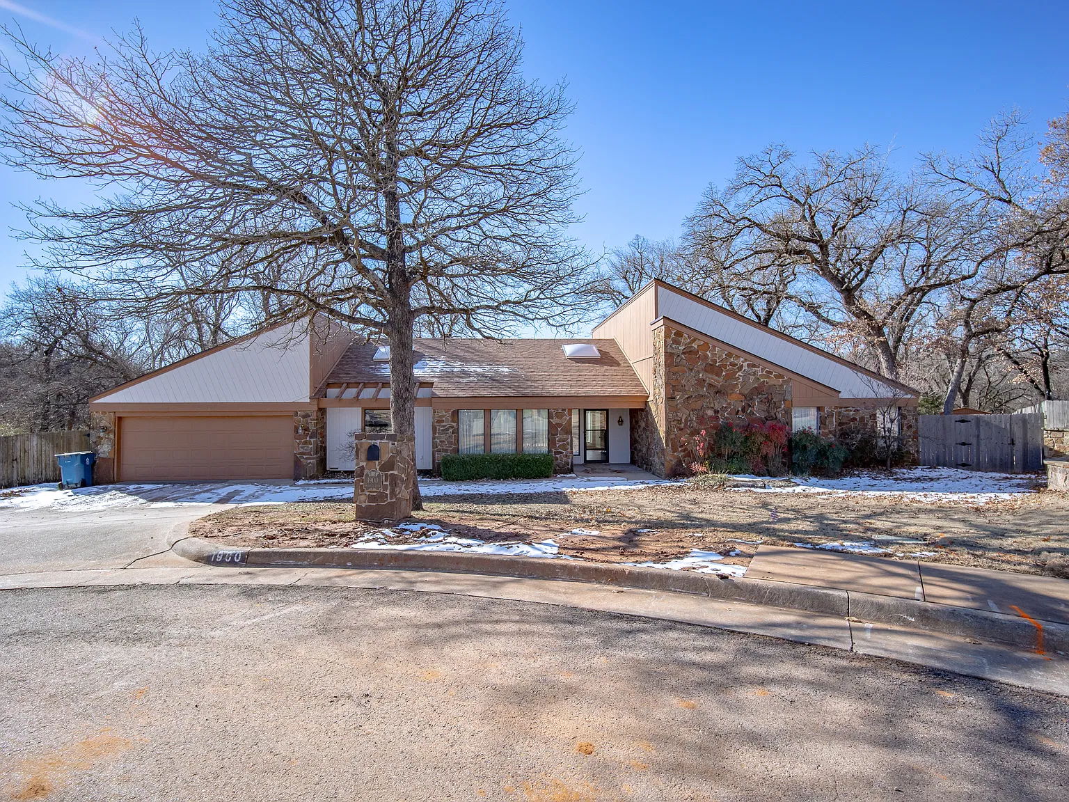 3 bed, 2.5 bath, 2160 sqft, $2,395 — Photo 1