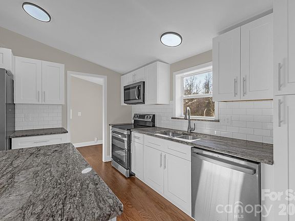 3rd image of 919 Lewittes Rd