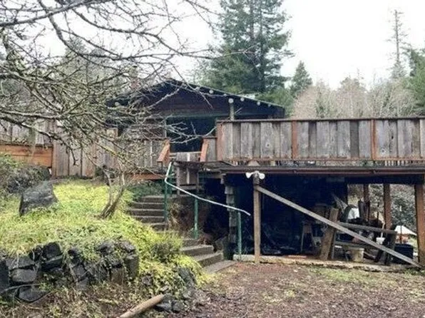 67535 N Bay Rd, North Bend, OR 97459