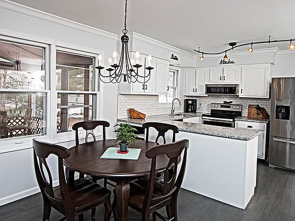 3rd image of 15759 Carriage Hill Dr