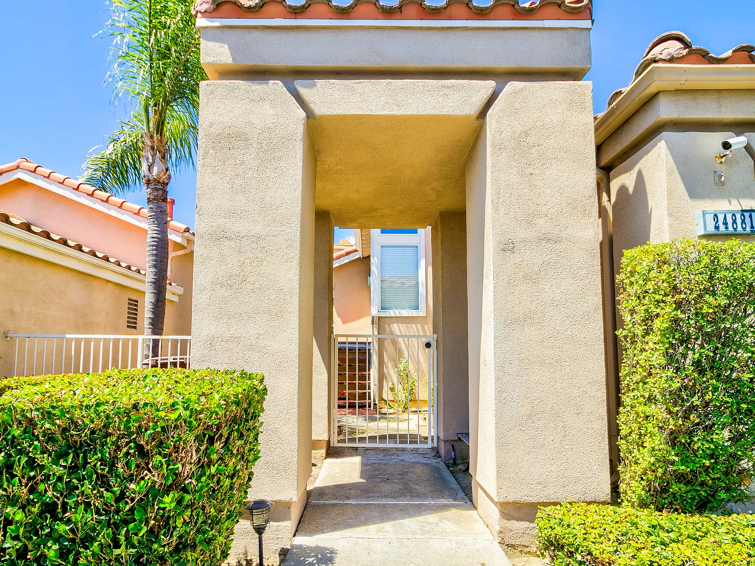 3 bed, 2.5 bath, 2421 sqft, $5,800 — Photo 3