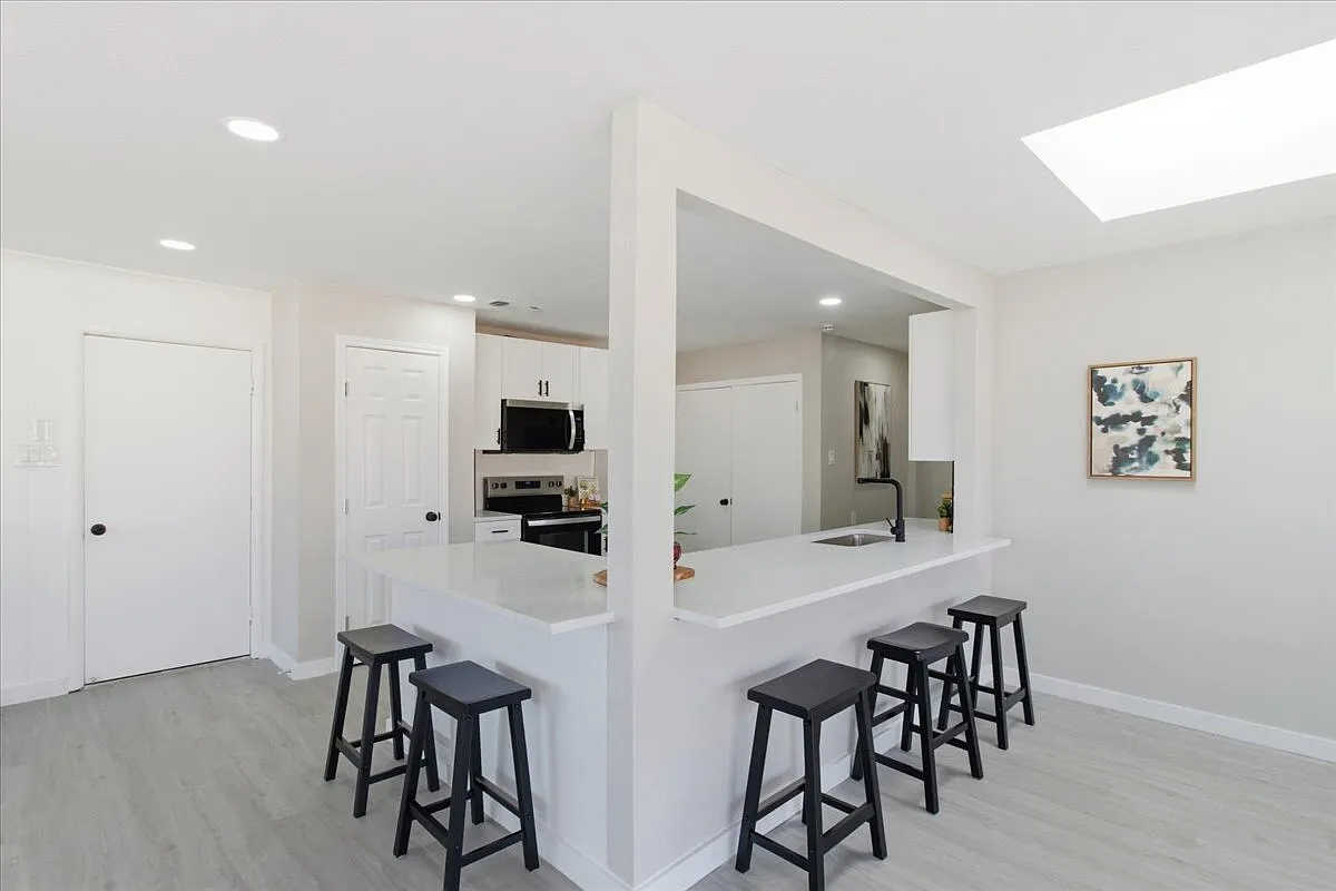 4 bed, 2.0 bath, 2155 sqft, $2,700 — Photo 4