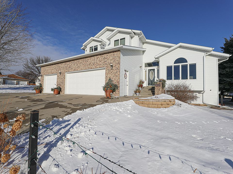 1st image of 900 Mouton Ave