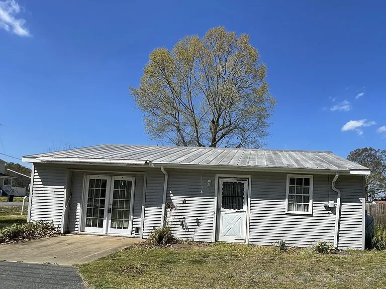 598 Wakefield Dr — Photo 1