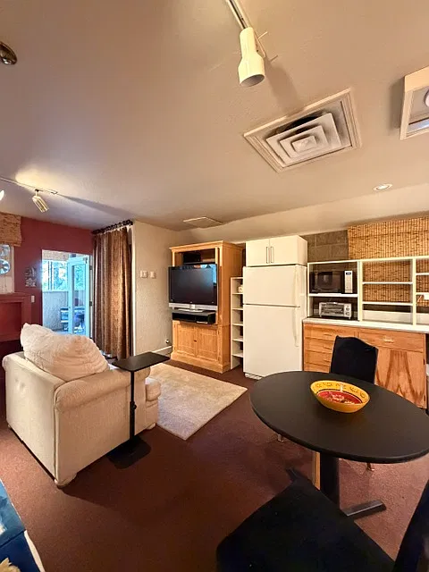 Studio, 670 sqft, $1,650 — Photo 3