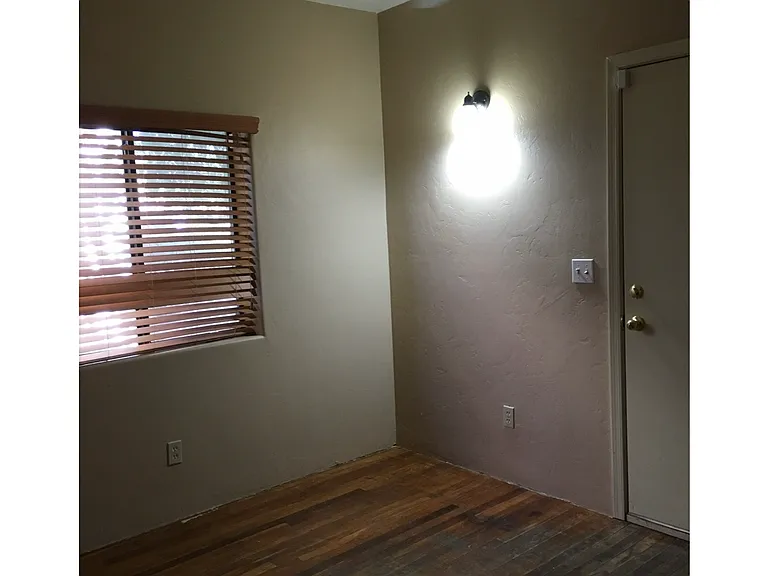 903 E Adams St — Photo 2