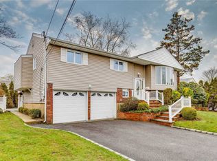61 Deer Ln, Hicksville, NY 11801