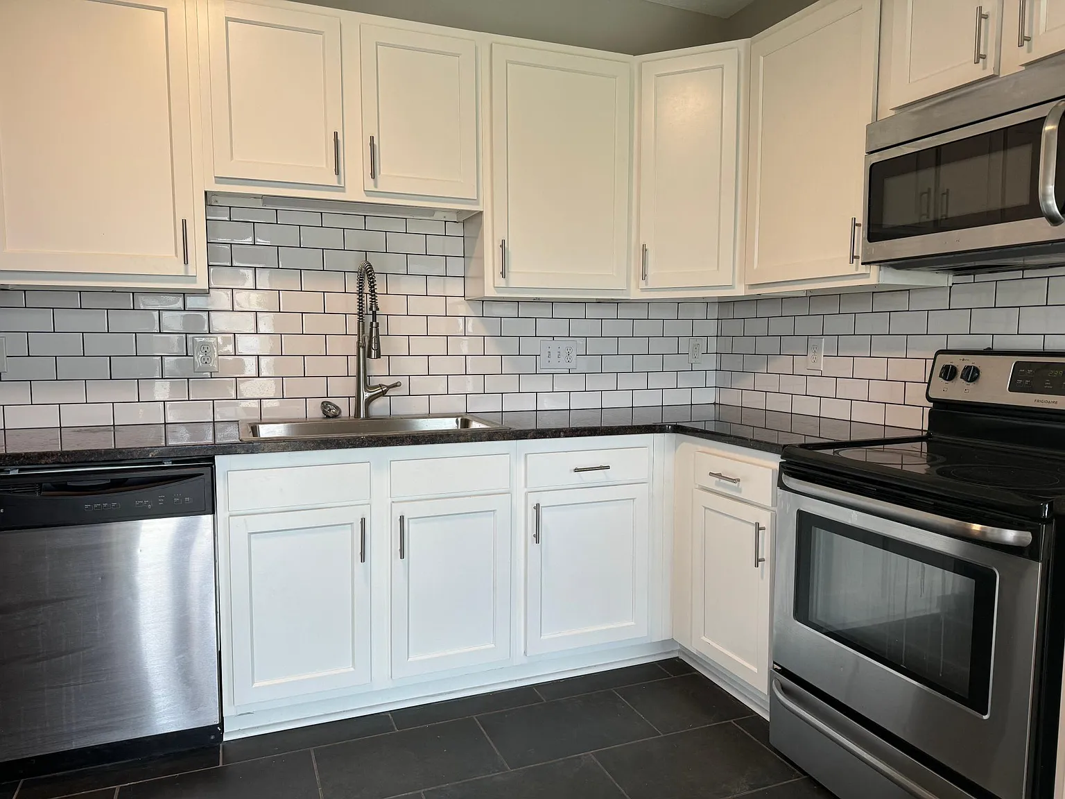 492 Wyandotte Ave — Photo 2