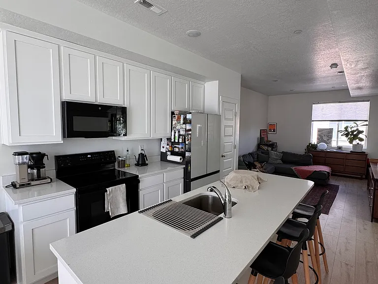 1146 S Redwood Rd — Photo 4