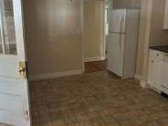 4th image of 7 Pine Ave