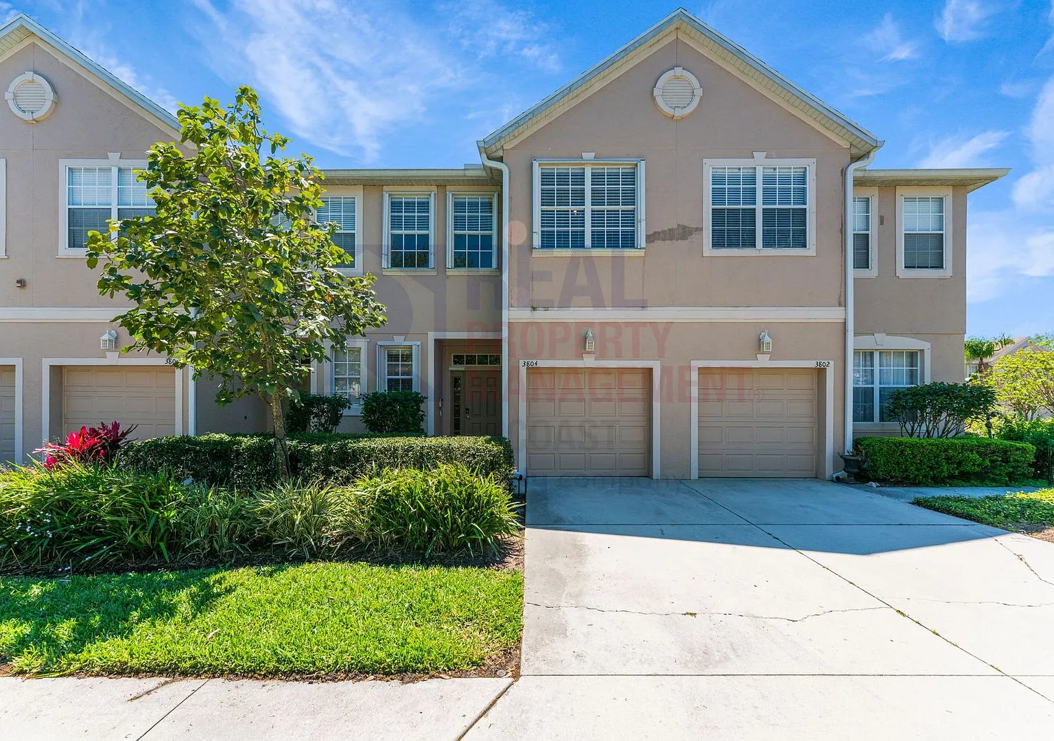 Beautiful 3/3 townhome in a great location! — Photo 1