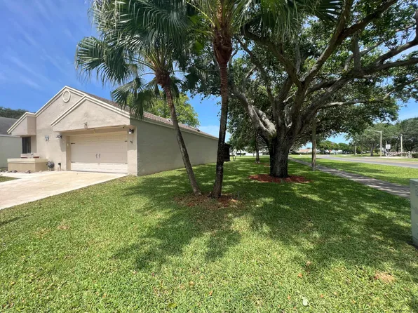 9 W Chesterfield Drive, Boynton Beach, FL 33426