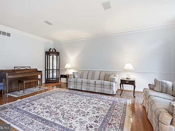 5th image of 28 W Periwinkle Ln
