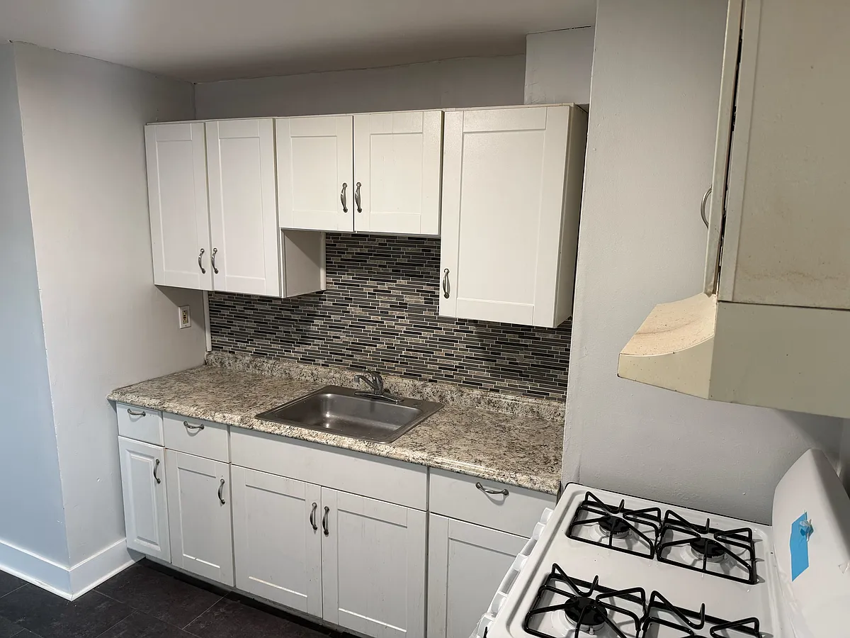 Building Photo - 1303 W 5th St #1