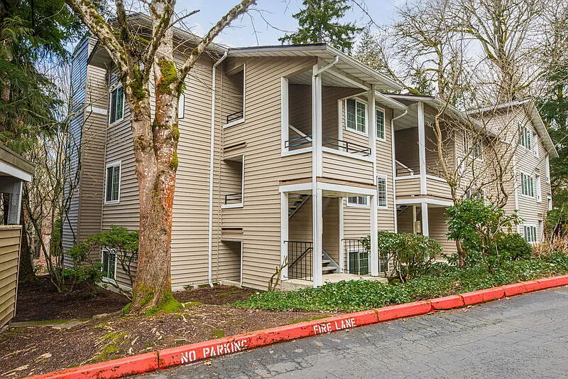 2 bed, 1.0 bath, 1012 sqft, $2,200 — Photo 2
