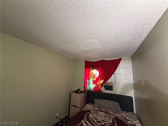 2nd image of 1913 Hart Ave