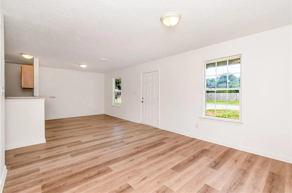 4 bed, 2.0 bath, 1242 sqft, $1,500 — Photo 4