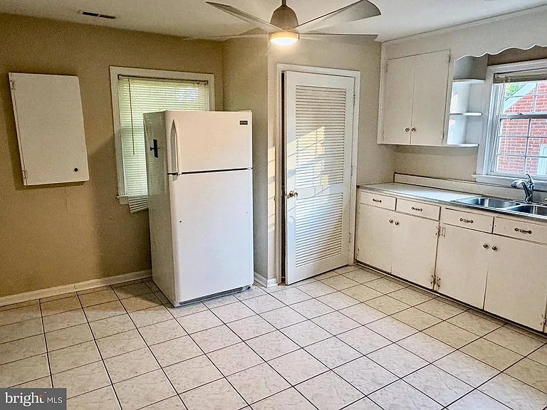 1316 Rowe St — Photo 9