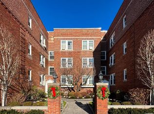 17 Gaynor Ave APT 3A, Manhasset, NY 11030