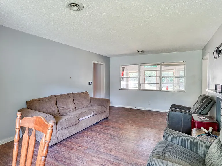 2920 Highwoods Dr E — Photo 3