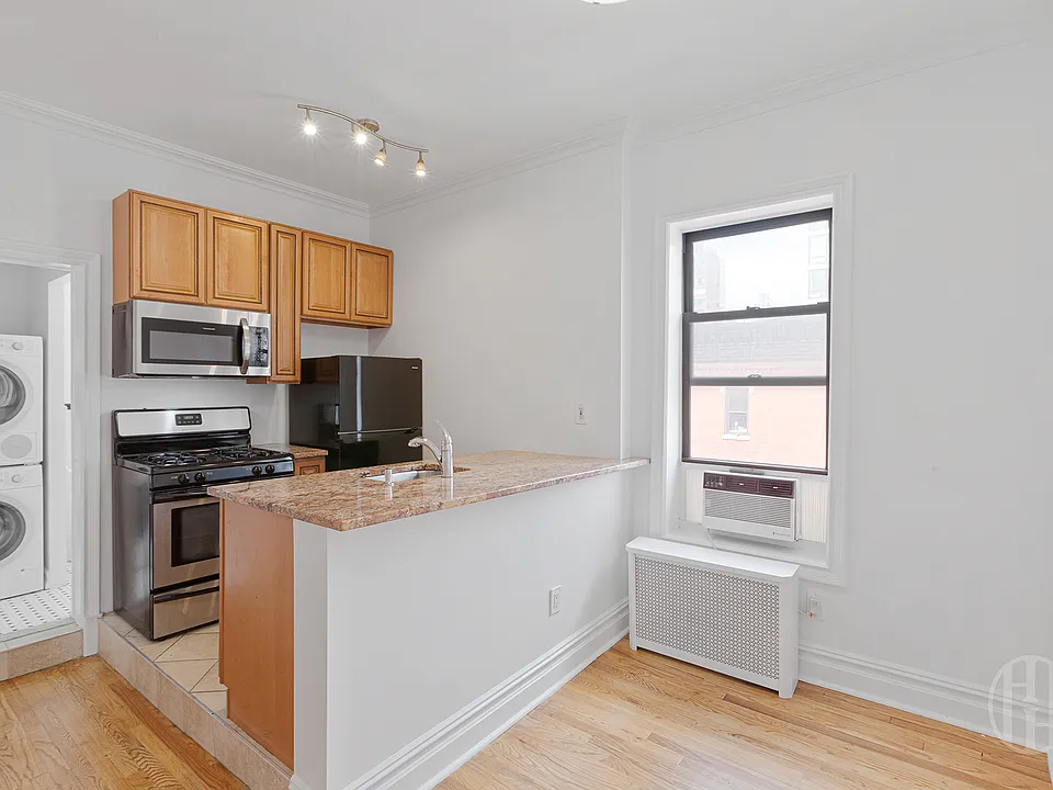 300 E 76th St #D2