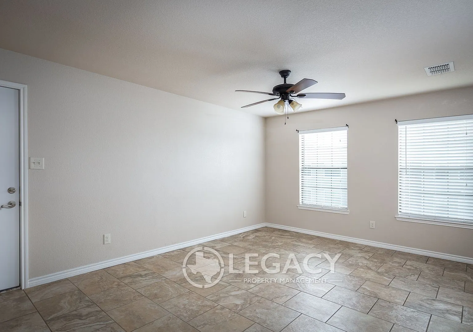 Kings Way 1305 — Photo 3