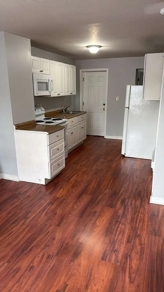 2 bed, 900 sqft, $1,350 — Photo 1