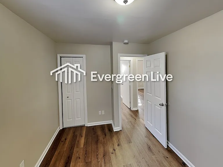 3260 Russell St — Photo 12